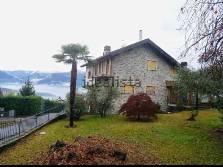 Villa Bifamiliare con Vista Lago a Colico