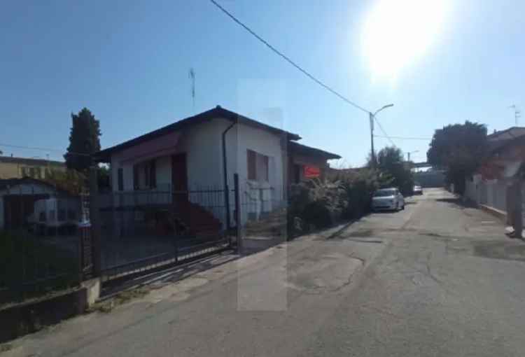 VILLA CON 3 CAMERE, AUTORIMESSA E 2 BAGNI