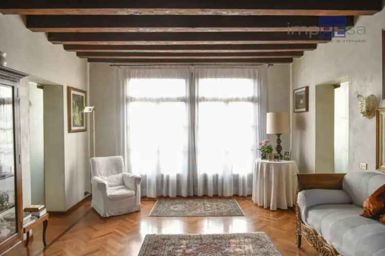 Villa in Via casanova, Paese, 14 locali, 3 bagni, giardino privato