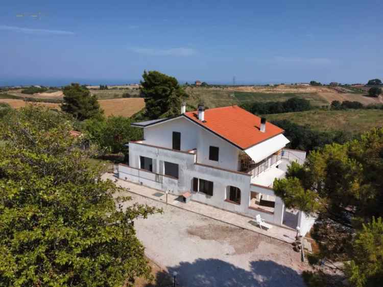 Villa singola in Contrada Sant'Andrea, Cupra Marittima, 12 locali