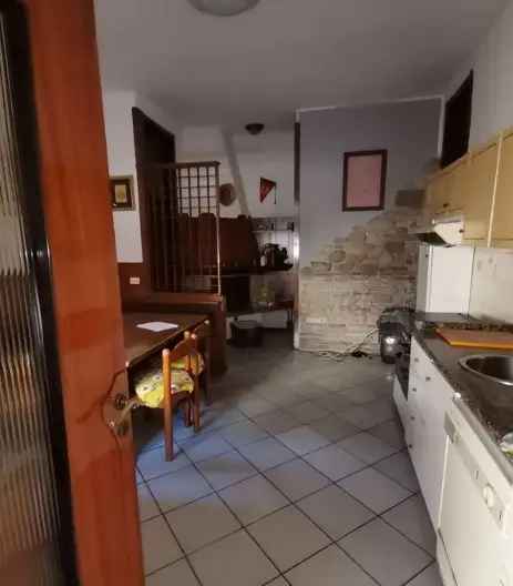 CASA SINGOLA SU DUE LIVELLI CON CANTINA