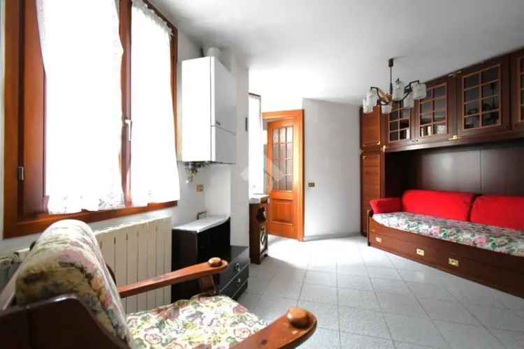 Bilocale via Luigi Dottesio 26, Borghi, Como