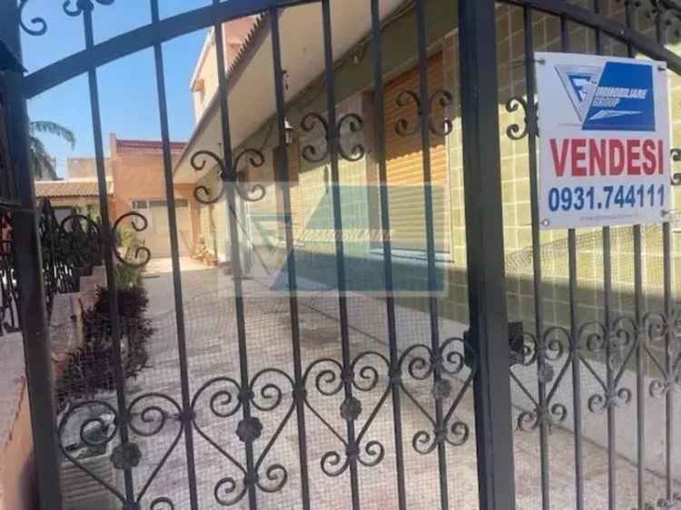 Villa in Via Scipione L' Africano, Siracusa, 9 locali, stato discreto