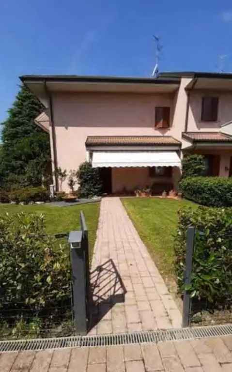 Villa a schiera in Piazza dello Sport, Arese, 10 locali, 155 m²