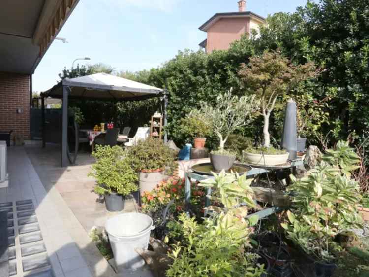 Appartamento in Via Eritrea, Seveso, 1 bagno, giardino in comune