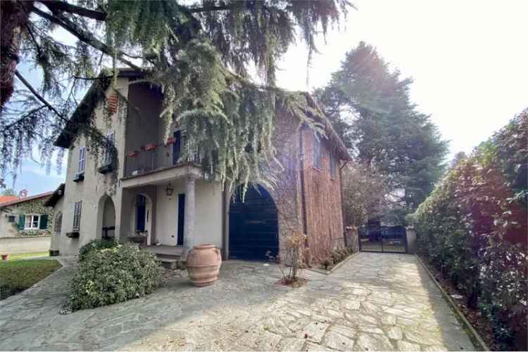 Villa in Via Alfieri 7, Carate Brianza, 8 locali, 3 bagni, garage