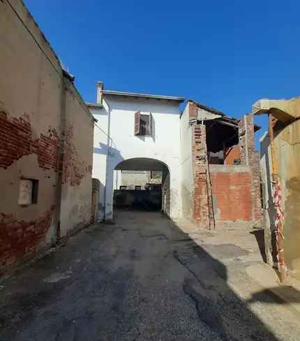 CASA SINGOLA SU DUE LIVELLI CON TERRENO