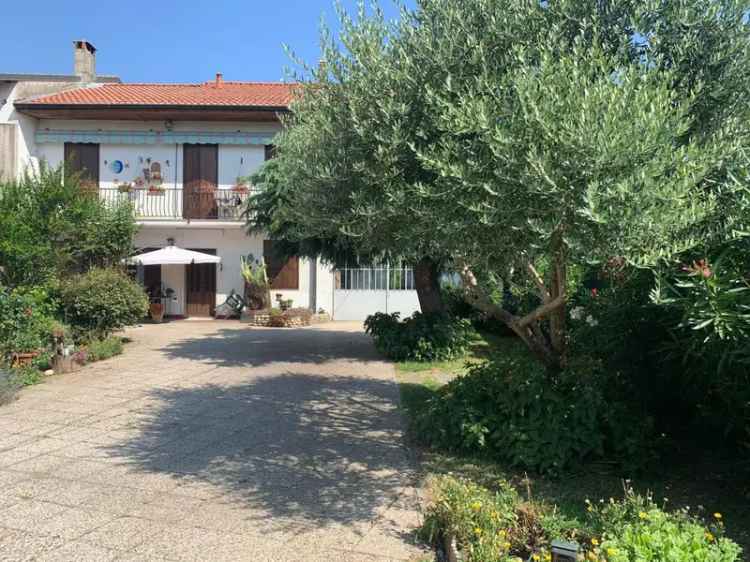 Villa Bifamiliare Vigevano: 2 Appartamenti, Giardino 1400 mq