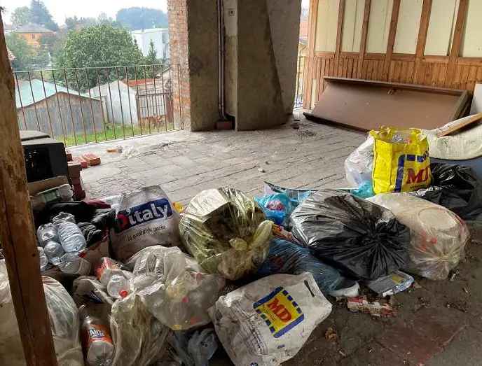 BILOCALE SU TRE LIVELLI CON PORTICO