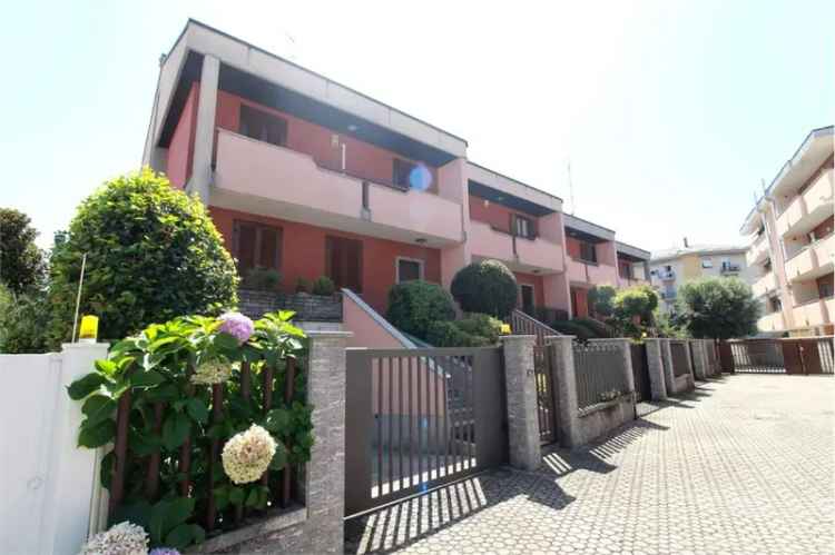 Villa a schiera in VIA LEOPARDI 2B, Novara, 3 locali, 3 bagni, garage