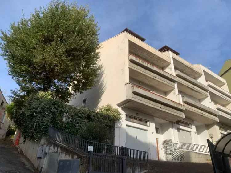 Villa in VIA ANDREA BAFILE, Teramo, 9 locali, 3 bagni, con box, 207 m²