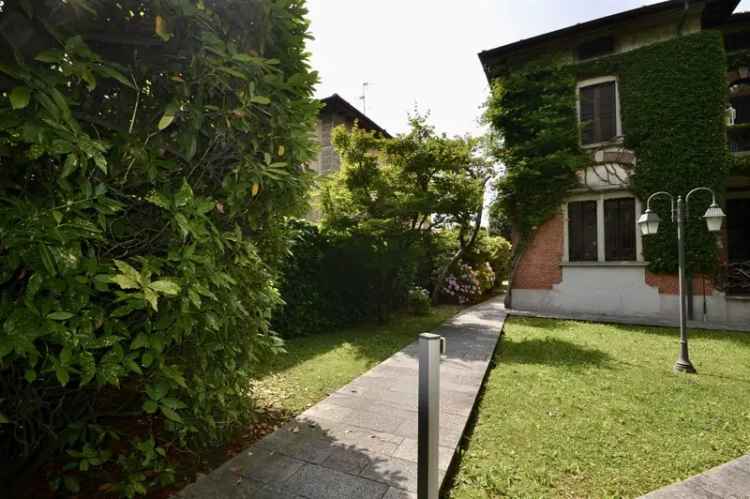 Villa in Viale del Partigiano 23, Treviglio, 15 locali, 6 bagni