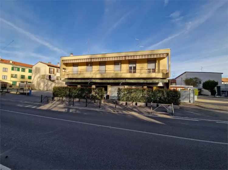 Appartamento in Via Pozzo, Rovellasca, 6 locali, 3 bagni, 270 m²