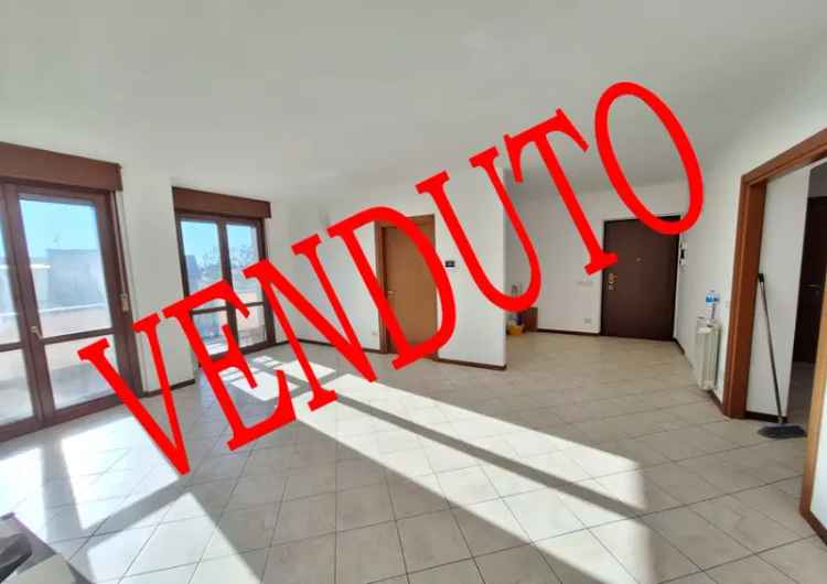 Appartamento in Via Maddalena di Canossa 27, Magenta, 5 locali, 200 m²