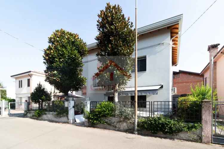 Villa in Via Arturo marchi 20, Carpi, 4 locali, 2 bagni, con box