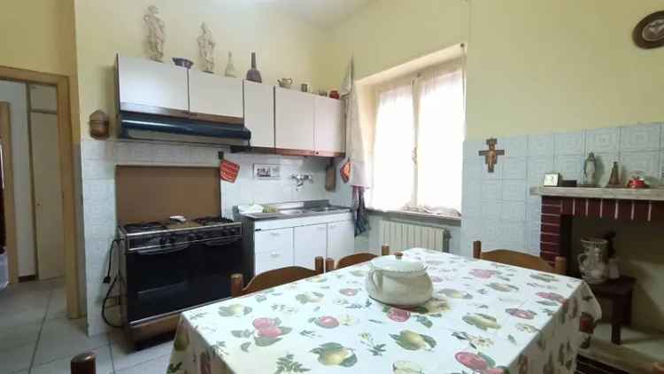 Appartamento in Via Santa Rita, Sarnano, 5 locali, 1 bagno, con box