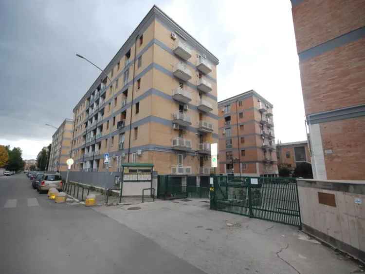 Appartamento in Via Imperiale 8/A, Foggia, 5 locali, 1 bagno, con box