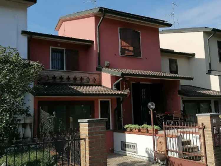 Villa a schiera in Via GARIBALDI 8/B, Palazzo Pignano, 4 locali