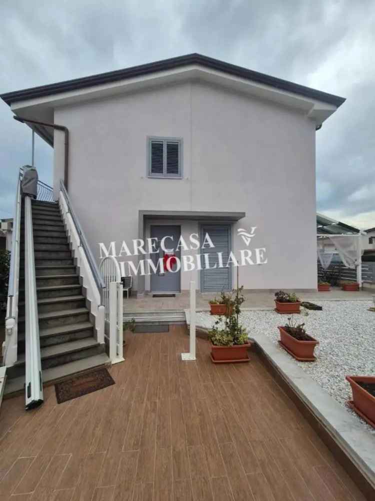 Villa unifamiliare via Fiume, Marina di Massa Centro, Massa