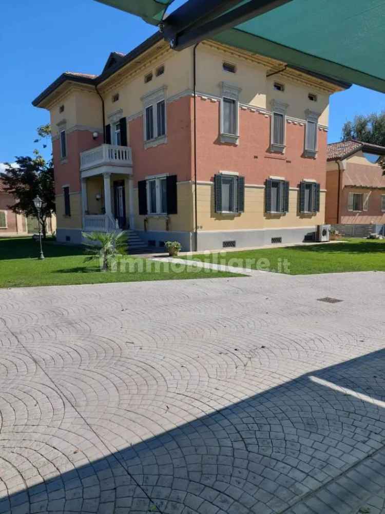 Appartamento in villa via Madonna della Pioppa 36, Centro, Bondeno