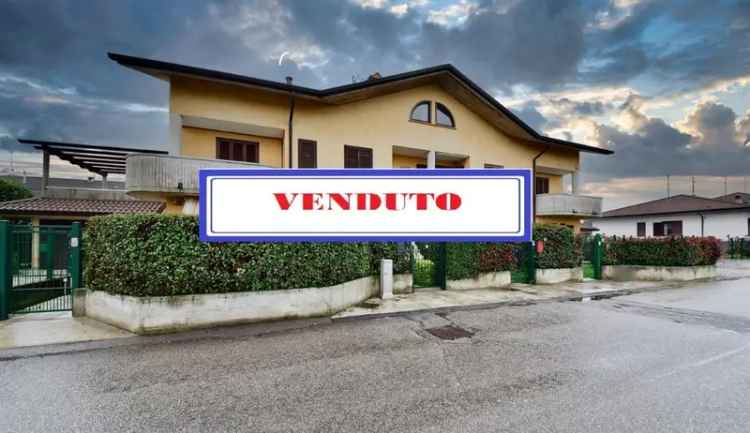 Villa a schiera in Via Bernina, Lazzate, 5 locali, 3 bagni, con box