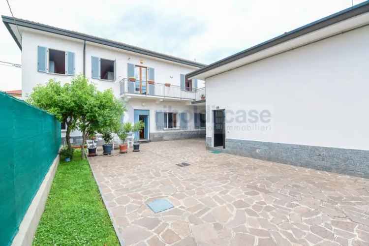 Villa in VIA LOMBARDIA, Cabiate, 4 locali, 3 bagni, giardino privato