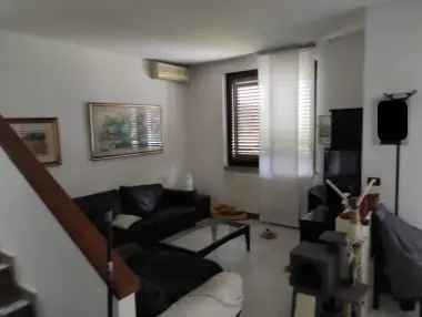 VILLA BIFAMILIARE CON 4 CAMERE, 2 BAGNI E AUTORIMESSA