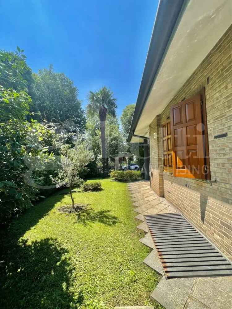 Villa singola in Via Cavour , 17 B, Senago (MI)