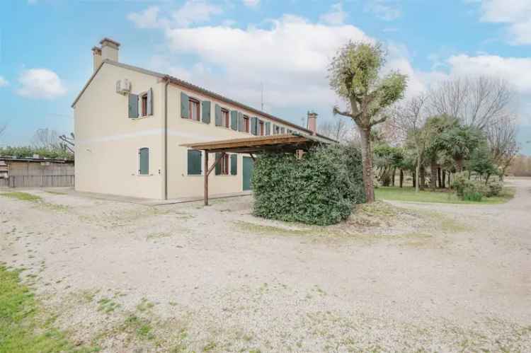 Villa Accostata Con 5.000 mq di Parco