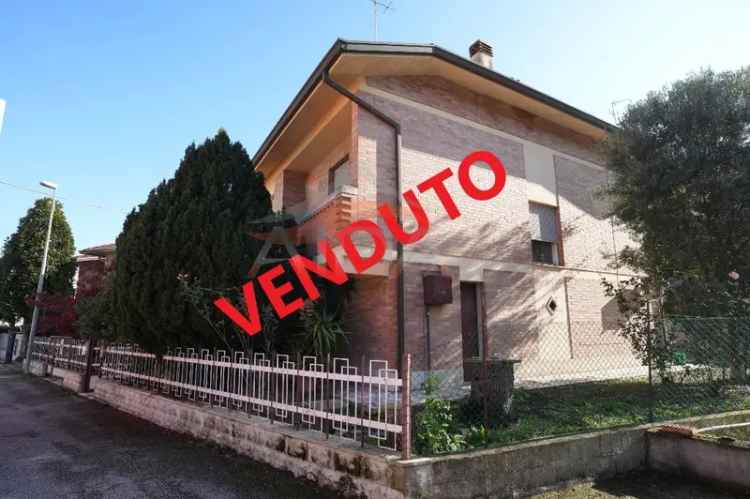 Villa in Via matteotti, Argenta, 7 locali, 2 bagni, giardino privato