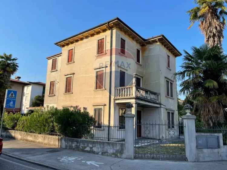 Villa in Viale Trieste, Vicenza, 12 locali, 3 bagni, giardino privato