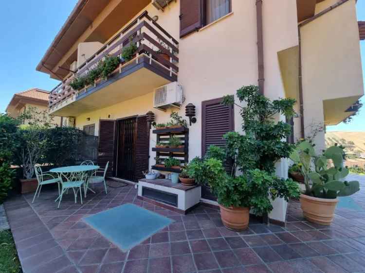 Villa a schiera in Via Ugo Ortona, Catanzaro, 7 locali, 3 bagni