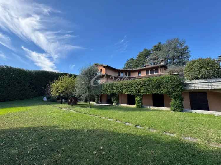 Villa singola in Via Cervino, Cantù, 15 locali, 5 bagni, con box