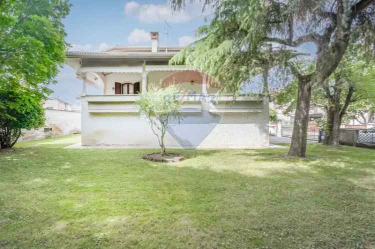 Villa in Via Tamagni, Viadana, 12 locali, 4 bagni, giardino privato