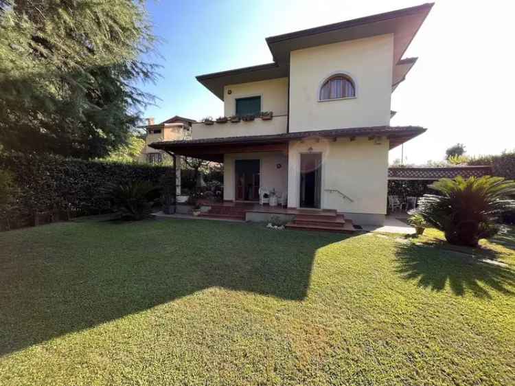 Villa bifamiliare via Gorizia, Vittoria Apuana, Forte dei Marmi