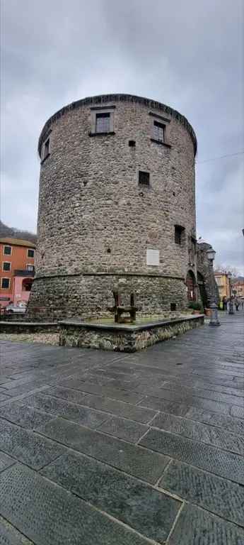 Appartamento in Piazza Vittorio Emanuele, Varese Ligure, 6 locali