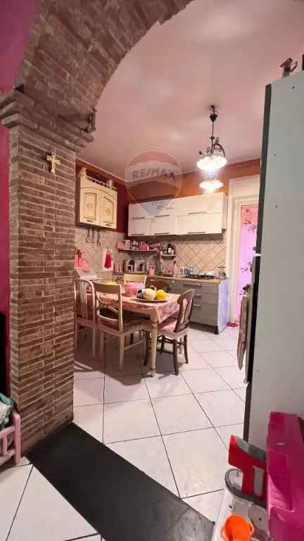 Appartamento in Via Maugeri, Valverde, 5 locali, 1 bagno, con box