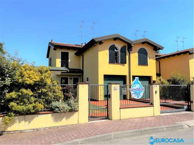 Villa a schiera in Via puccini 19, Novi di Modena, 5 locali, 2 bagni