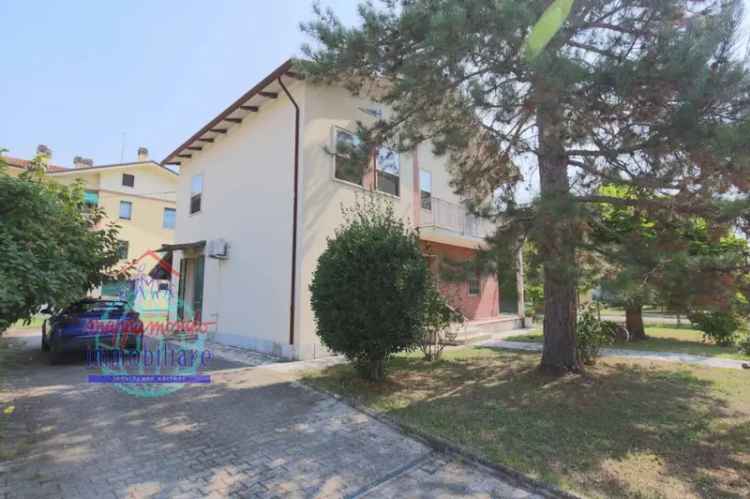 Villa singola in VIA GIORDANO, Cento, 8 locali, 2 bagni, con box