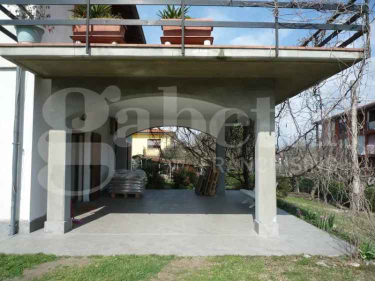 Villa in Via Leopardi, 18, Travedona-Monate (VA)