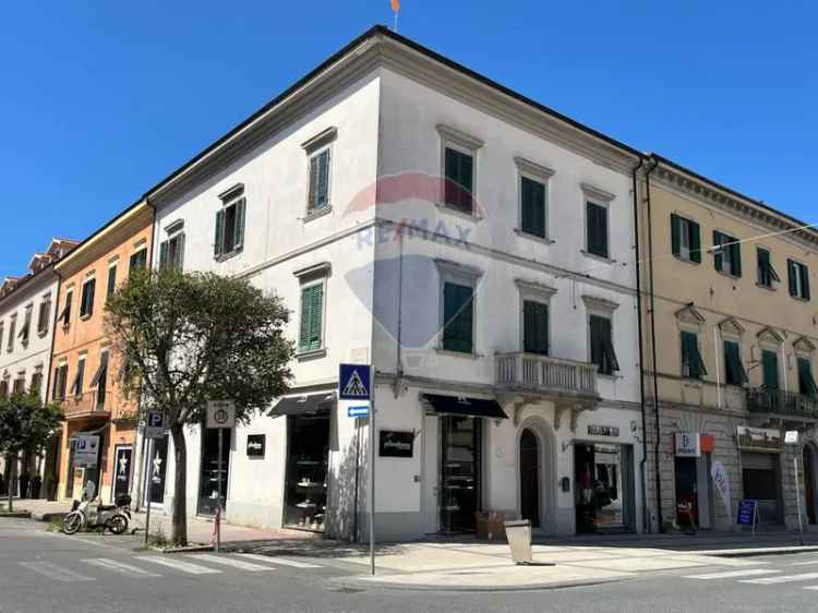 Appartamento in Corso Matteotti, Cecina, 6 locali, 1 bagno, con box