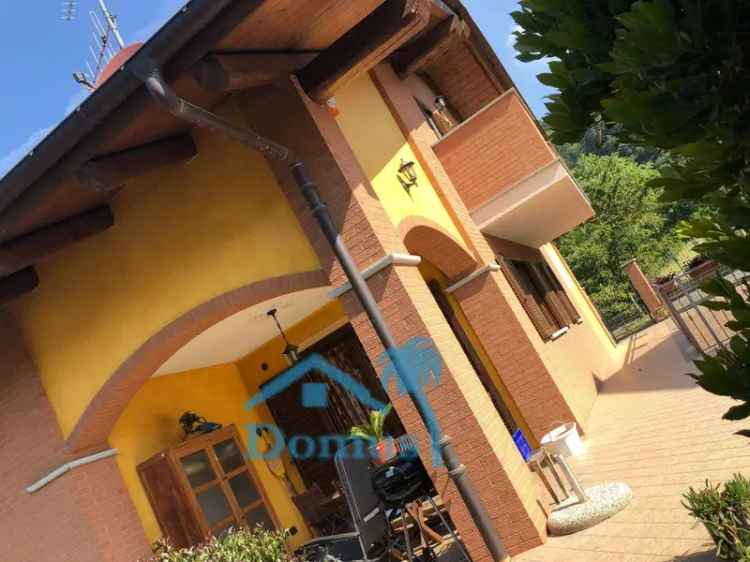 Villa in Via Valmaggi, Pinerolo, 12 locali, 3 bagni, giardino privato