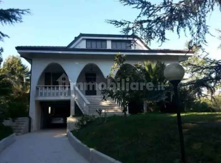 Villa unifamiliare 8 vani giardino 4500 mq Massignano