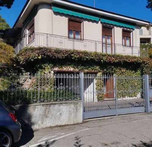 Villa unifamiliare via Ciro Menotti 79, Casbeno, Varese