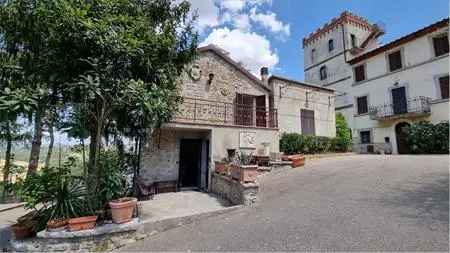 Villa con Giardino in Vendita a Castello di Macereto Perugia