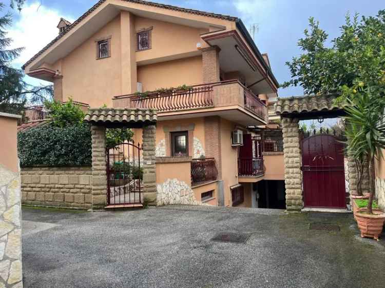 Villa trifamiliare in Via Milano , Ciampino (RM)