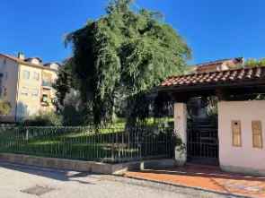 PORZIONE DI VILLA BIFAMILIARE CON BOX, TERRAZZI E TERRENI