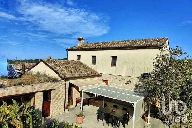 Vendita casa indipendente 11 locali di 250 m² in Ripatransone (63065) - 117005 - iad