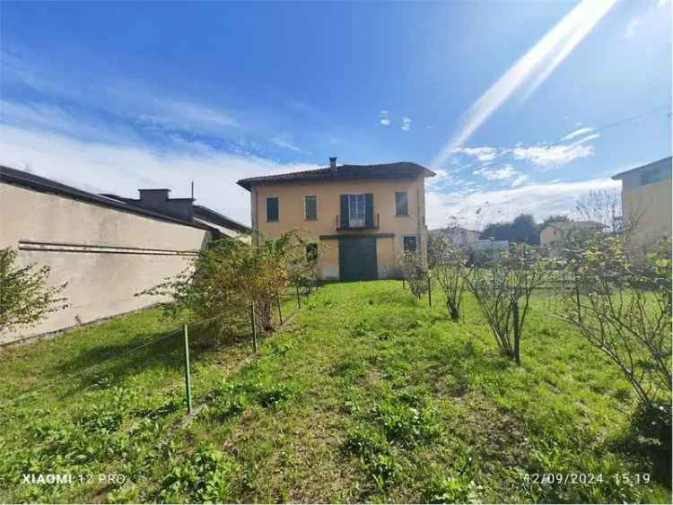 Villa Unifamiliare Molteno con Giardino 1000 mq e Appartamento 188 mq