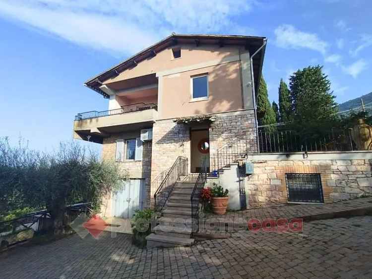 Villa plurifamiliare in vendita  a Assisi